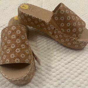 🌼ADORABLE!🌼 BEACH by Matisse SIZE 7 Tan Daisy Cork-Style Slide Sandals